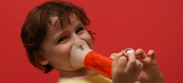 Child with asthma spacer. By Tradimus / CC BY-SA 3.0 via Wikimedia Commons